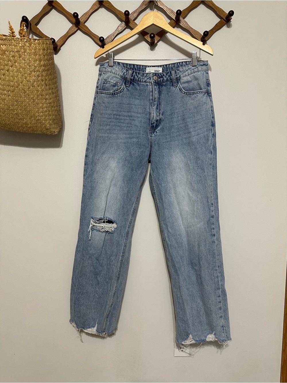 Vervet Light Blue Straight-Leg Jeans with Distressed Knee